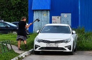 Шокирующее известие для автовладельцев: страховая не выплатит при ущербе топором