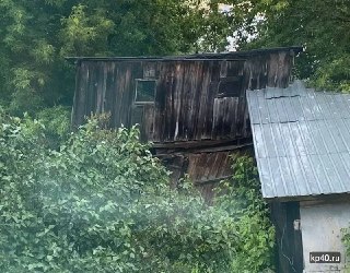 Сухиничи: Жители сталкиваются с проблемой разваливающихся сараев